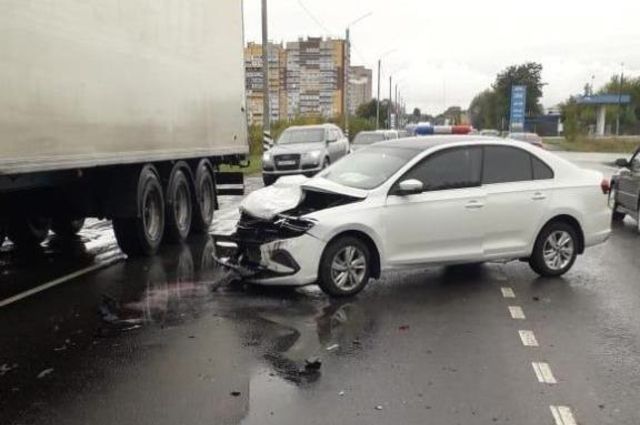 Две иномарки не смогли разъехаться на улице Бурова в Брянске