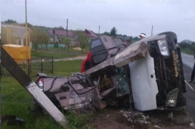 Брянские спасатели деблокировали пострадавшего в ДТП водителя