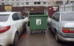 Припаркованные авто в Брянске связали урной