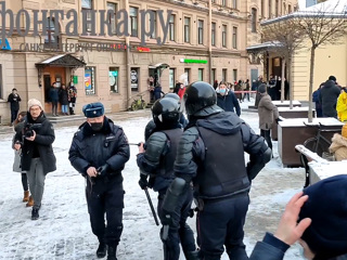 Действия полицейского с пистолетом на акции признаны законными