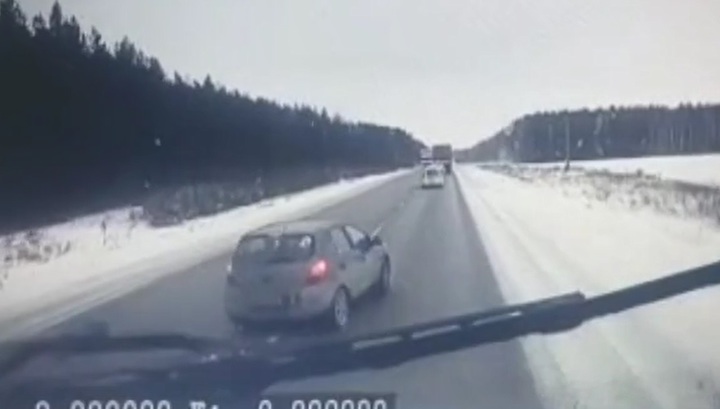 Водитель и пассажир легковушки пережили двойное ДТП с фурами. Видео