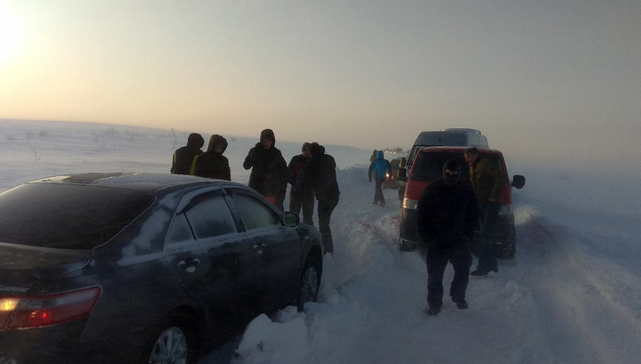 Под Териберкой из-за сломавшегося автобуса замерзают туристы