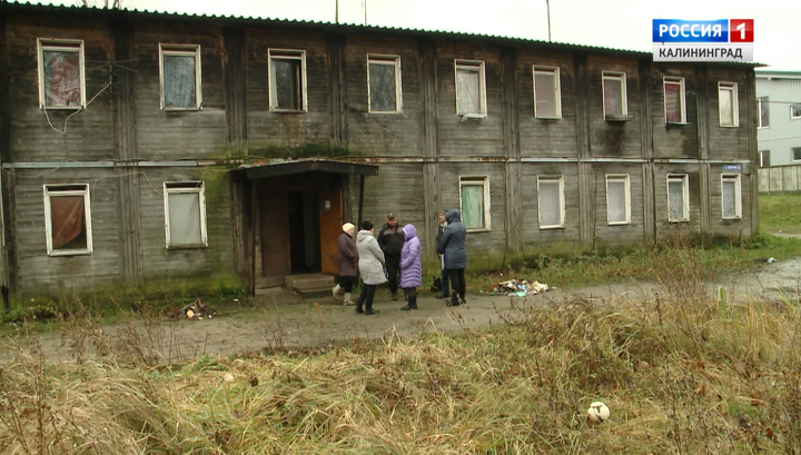 Жителей барака в Балтийске, ожидающих переезда 7 лет, просят подождать еще 2 года