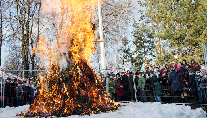 В Ленобласти Масленицу сожгли из огнемета