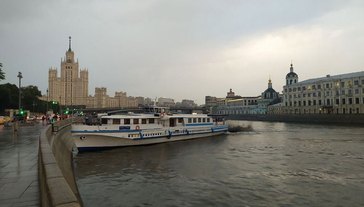 В столице теплоход с выпускниками врезался в стенку набережной