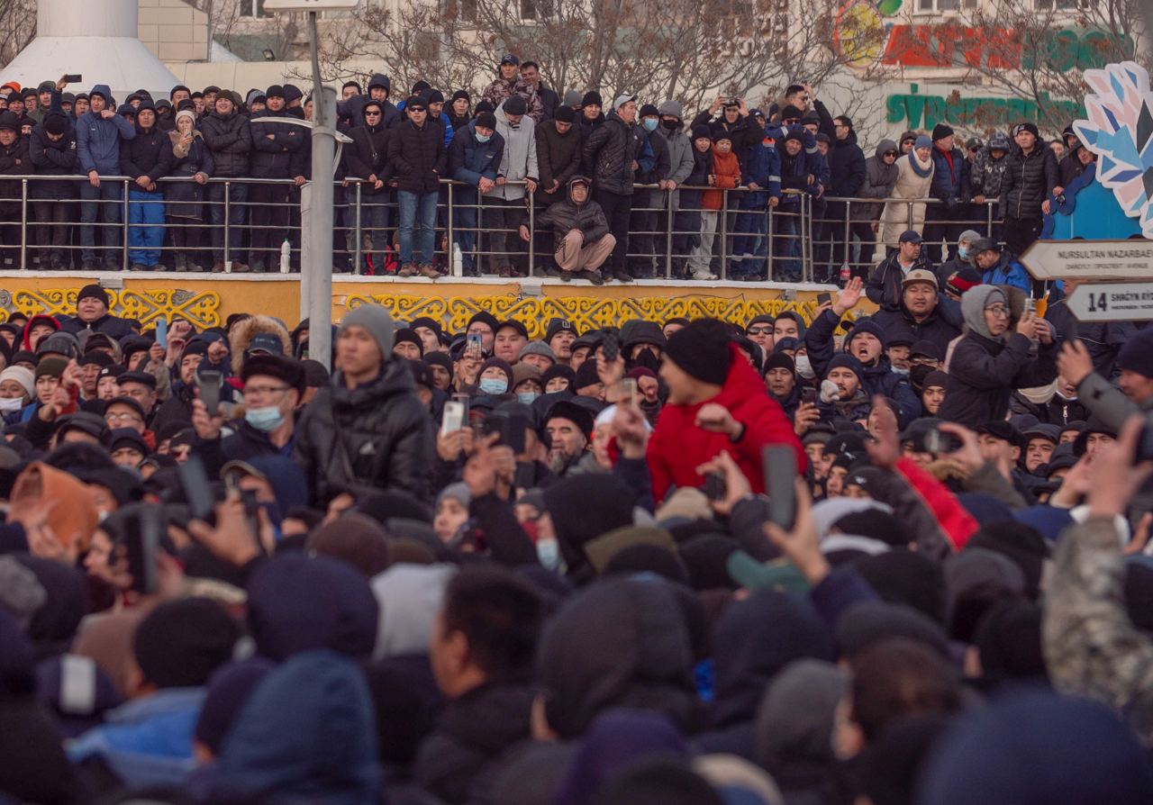 «Власть не падет»: газовые протесты в Казахстане переросли в столкновения с полицией