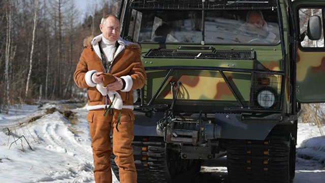 Info (Чехия): россияне набросились на Байдена из-за его «старческого» падения на лестнице. Но и Путин не молодеет