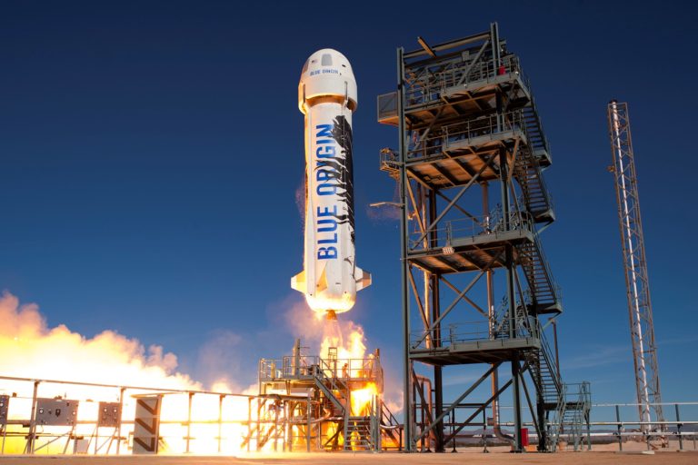 Победитель аукциона не летит завтра на Blue Origin. Вместо него самый молодой астронавт?