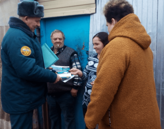 Пожарные ПАСС СК в ходе подворовых обходов жилья напоминают сельчанам о безопасном обогреве домовладений