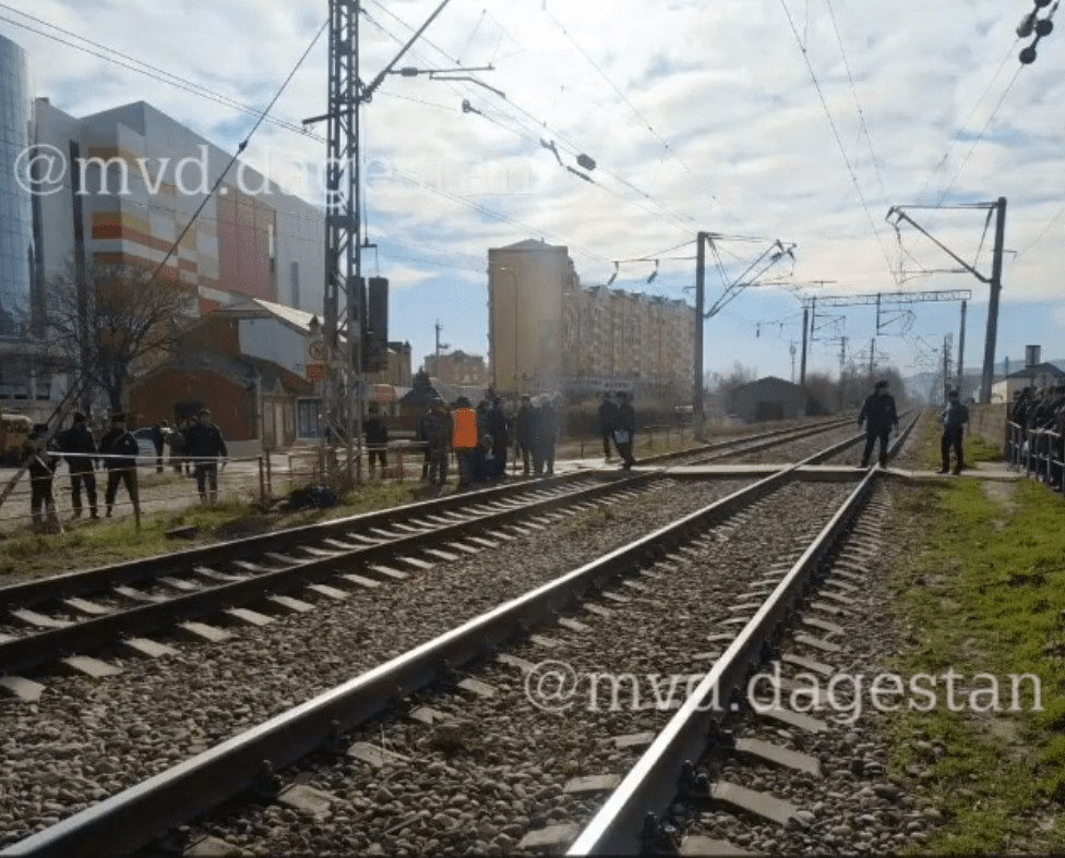 Женщину в наушниках насмерть сбил поезд в Махачкале