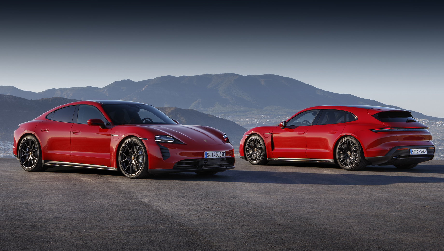 Porsche Taycan GTS и Sport Turismo совместили пробег и динамику