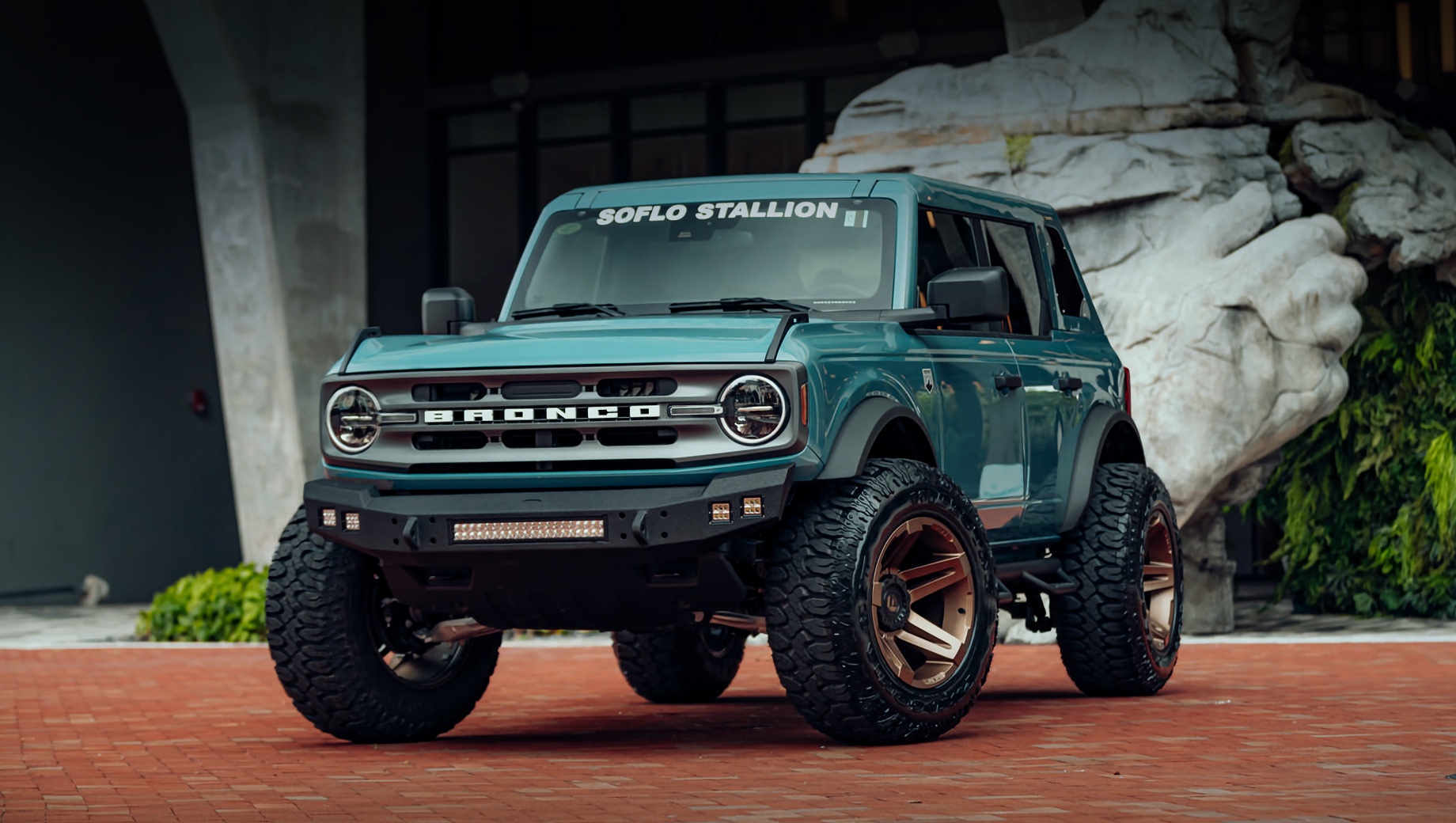 Ателье SoFlo Jeep не устояло перед внедорожником Ford Bronco с V8