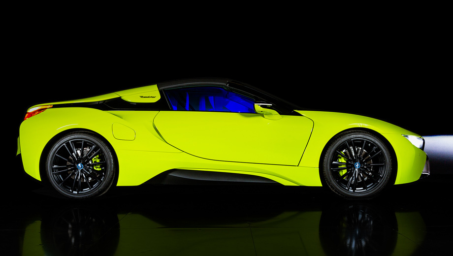 Гибрид BMW i8 Roadster LimeLight Edition «оделся» в алькантару