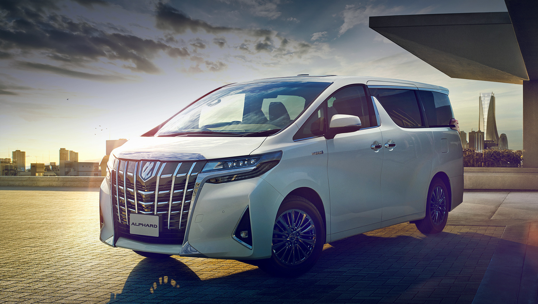 Минивэны Toyota Alphard приглашены на замену ремней