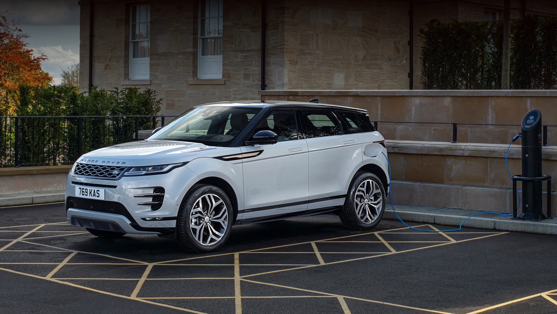 Собратья Evoque и Discovery Sport представлены в версиях PHEV