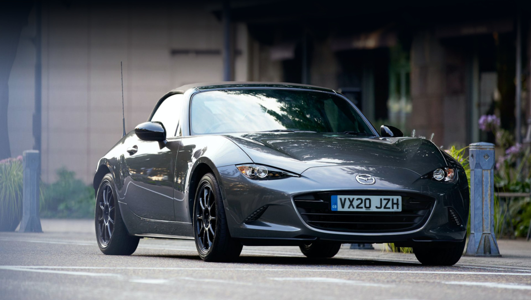 Родстер Mazda MX-5 R-Sport наделён особым декором