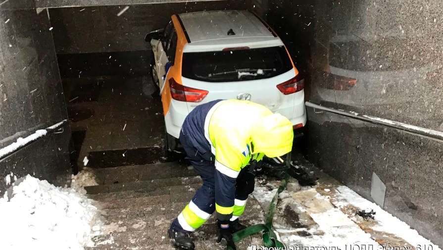 Пьяный водитель автомобиля каршеринга съехал в подземный переход в Москве