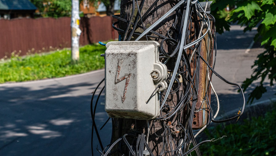 Около 11 тыс. человек остаются без света из-за непогоды в Псковской области