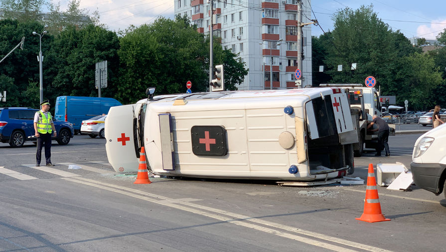 Скорая помощь перевернулась в результате ДТП на востоке Москвы