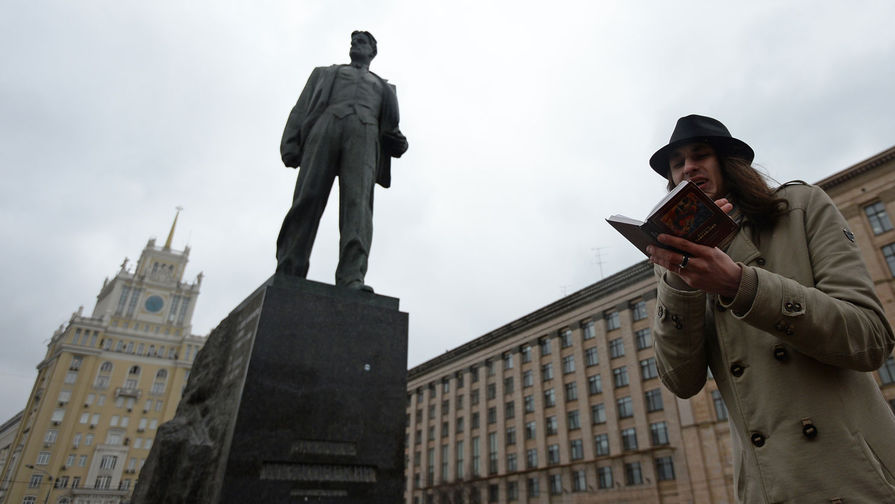 Вандалы написали цитату Гитлера на стене у метро 'Маяковская' в Москве