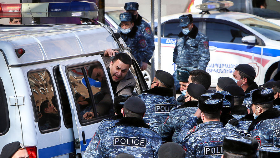 Оппозиция собралась ночевать на площади в Ереване до отставки премьера Армении