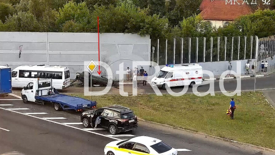 Автомобиль перевернулся в результате ДТП на северо-востоке Москвы