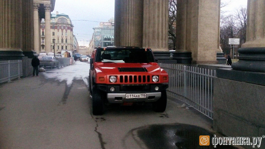 В Петербурге разыскивают водителя, оставившего машину у колоннады Казанского собора