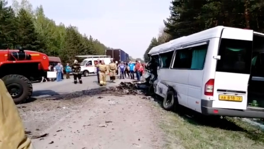 Пять человек погибли в ДТП с микроавтобусом в Курганской области