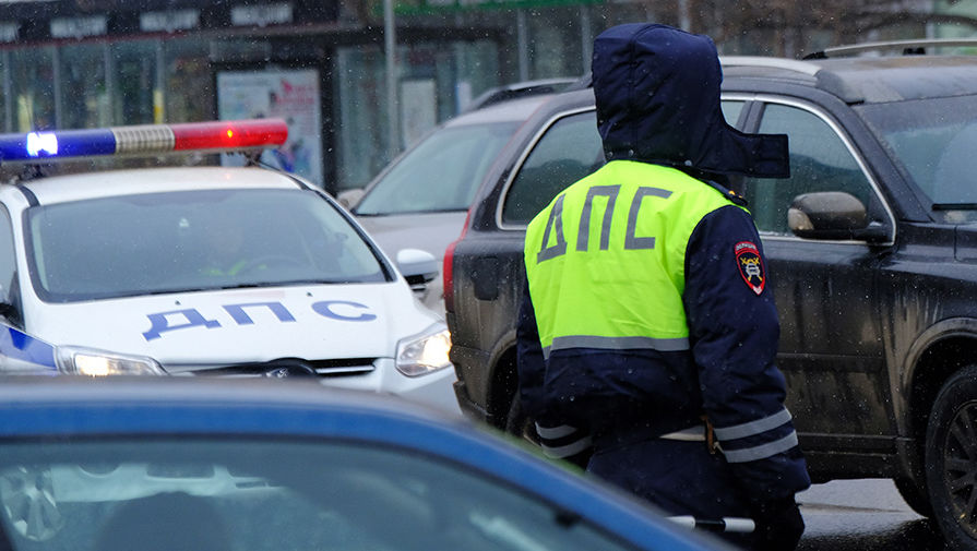 В Москве два автомобиля столкнулись с эвакуатором на МКАД