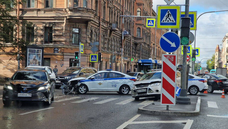 В Санкт-Петербурге полицейский автомобиль попал в ДТП, торопясь на вызов о пожаре