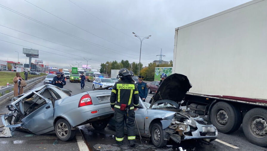 На МКАД в результате ДТП 'Ладу Приору' разорвало пополам