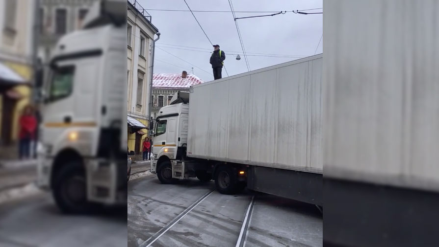 Перекрывшему дорогу в Москве водителю фуры выплатили долг по зарплате