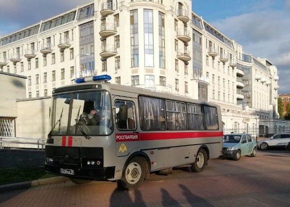 Бойцы Росгвардии с балкона ворвались к журналисту и уложили всех находившихся в квартире лицом в пол