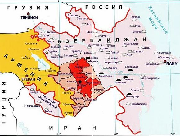 Самолет с российскими миротворцами приземлился в Эребуни