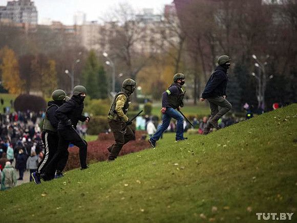 В Минске ОМОН максимально жестоко задерживает протестующих — в ход идут водометы, газ и гранаты (фото, видео)