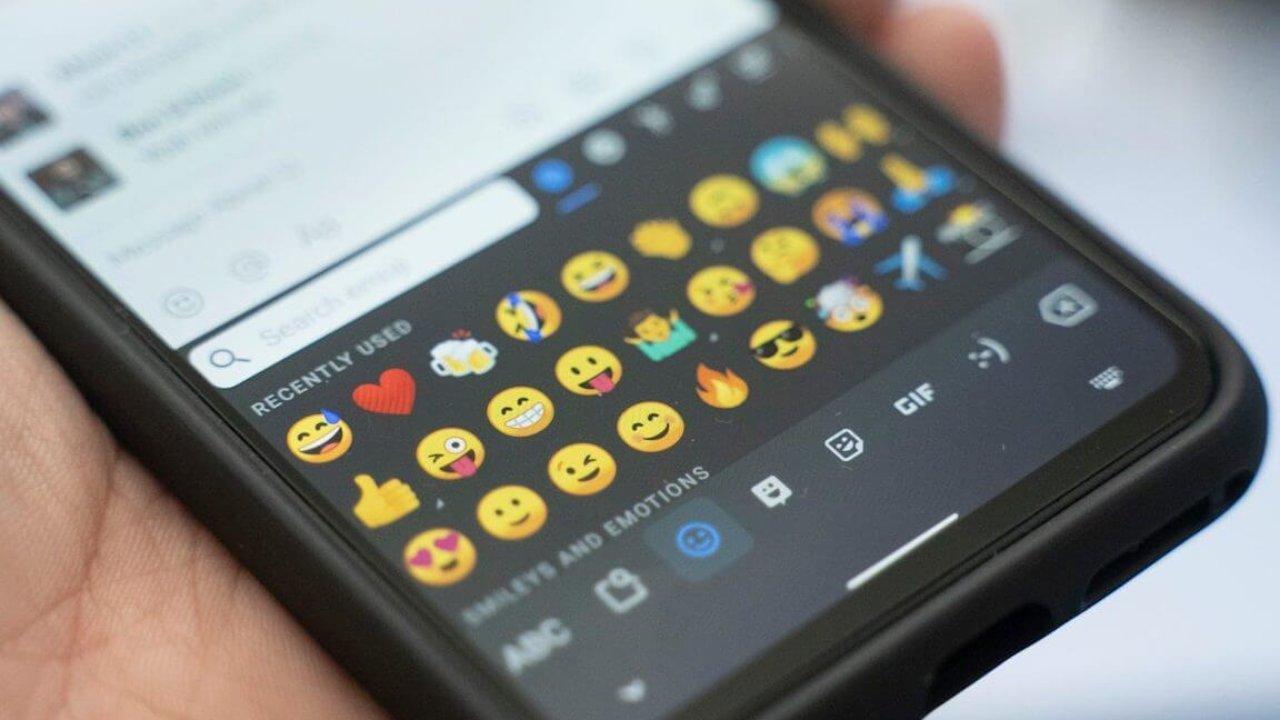 В клавиатуру GBoard добавили строку быстрого доступа к emoji