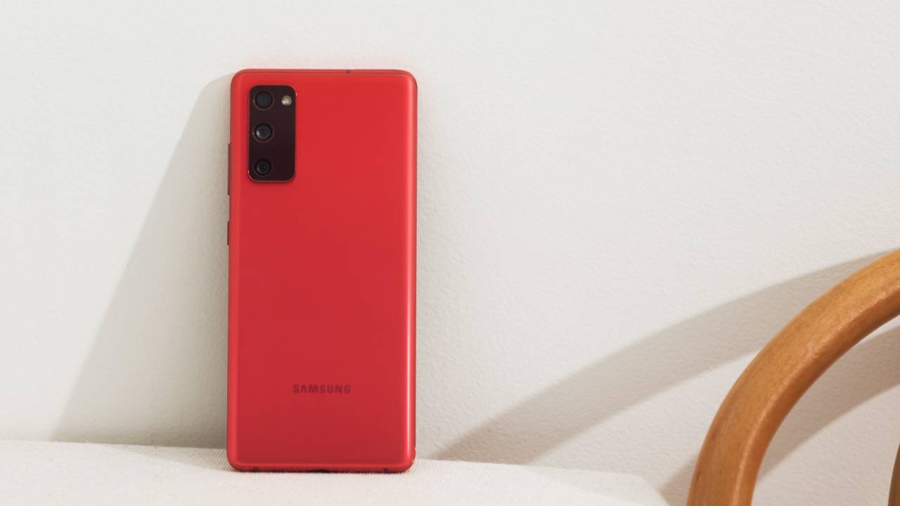 Samsung Galaxy S20 FE можно купить со скидкой 50%