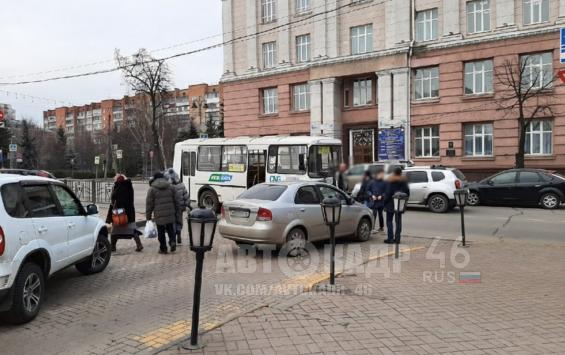 ДТП легковушки и маршрутки «ПАЗ» в центре Курска попало на ВИДЕО