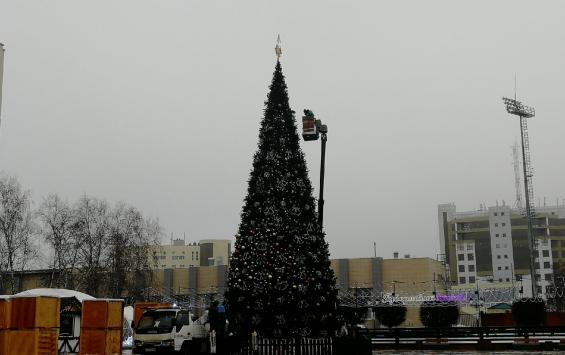 На Театральной площади разбирают новогоднюю ель