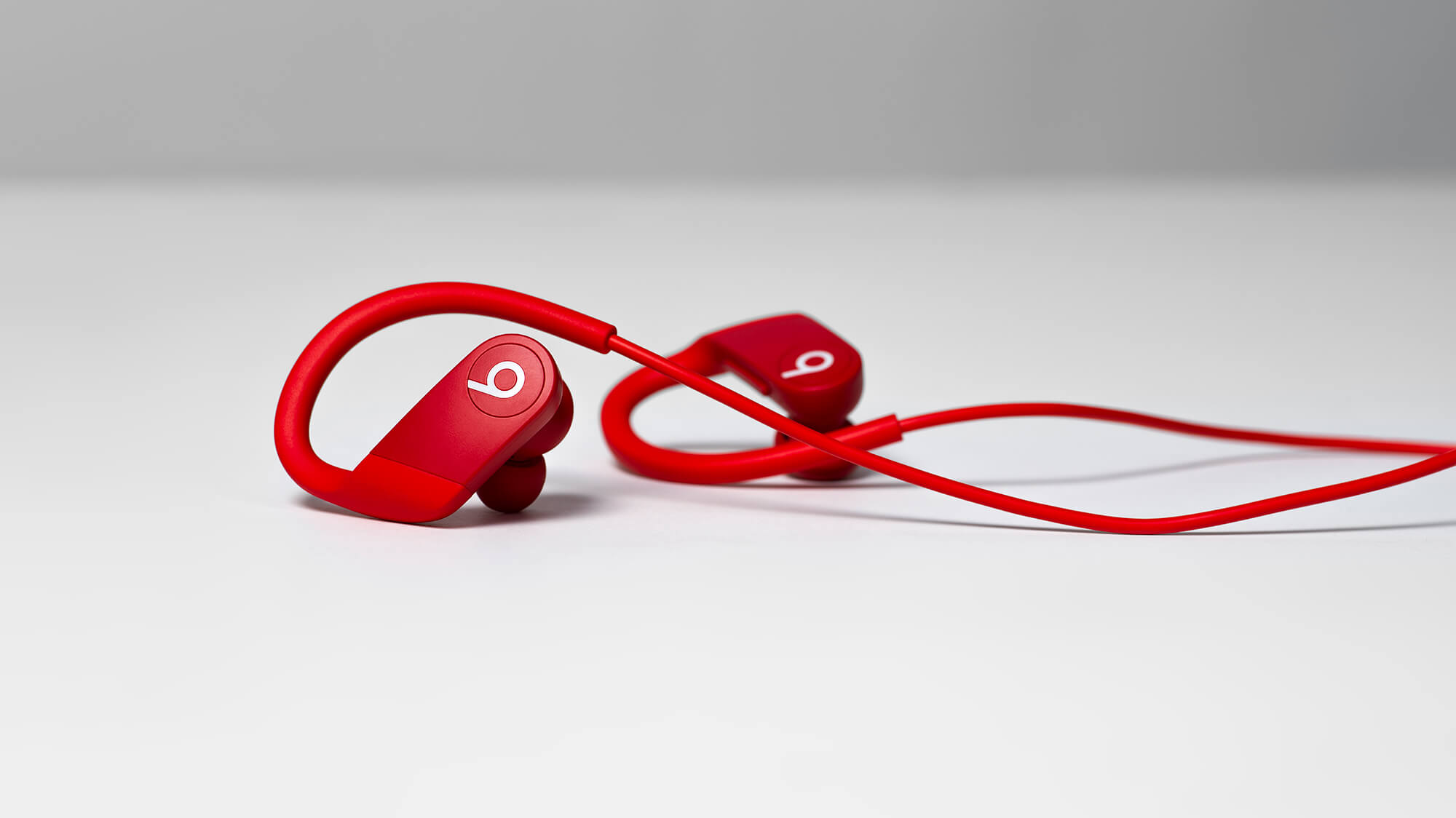 Beats выпустила беспроводные наушники Powerbeats с чипом Apple H1