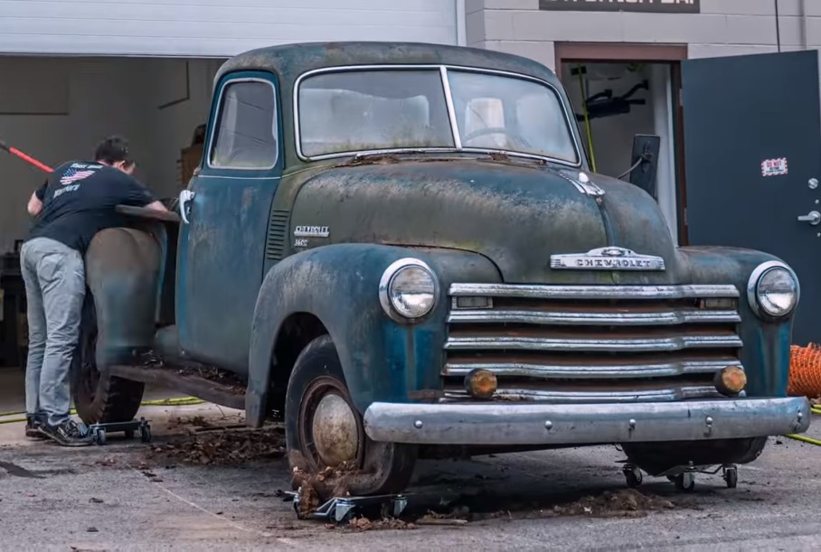 Видео: восстановление мотора 60-летнего Chevrolet уместили в 10 минут