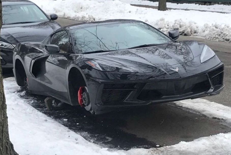 Воры сняли колеса с нового Chevrolet Corvette