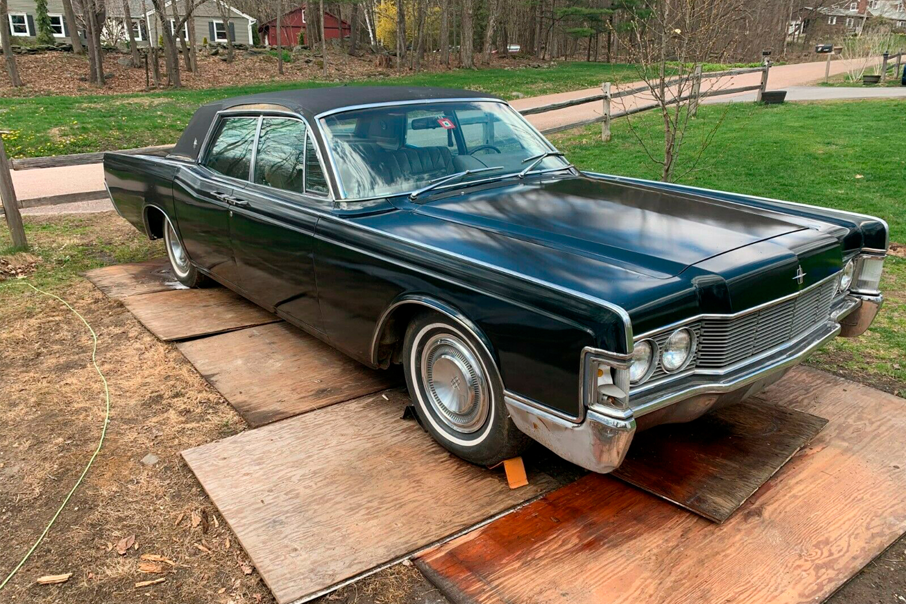 В гараже на 14 лет забыли Lincoln Continental, но он все еще на ходу