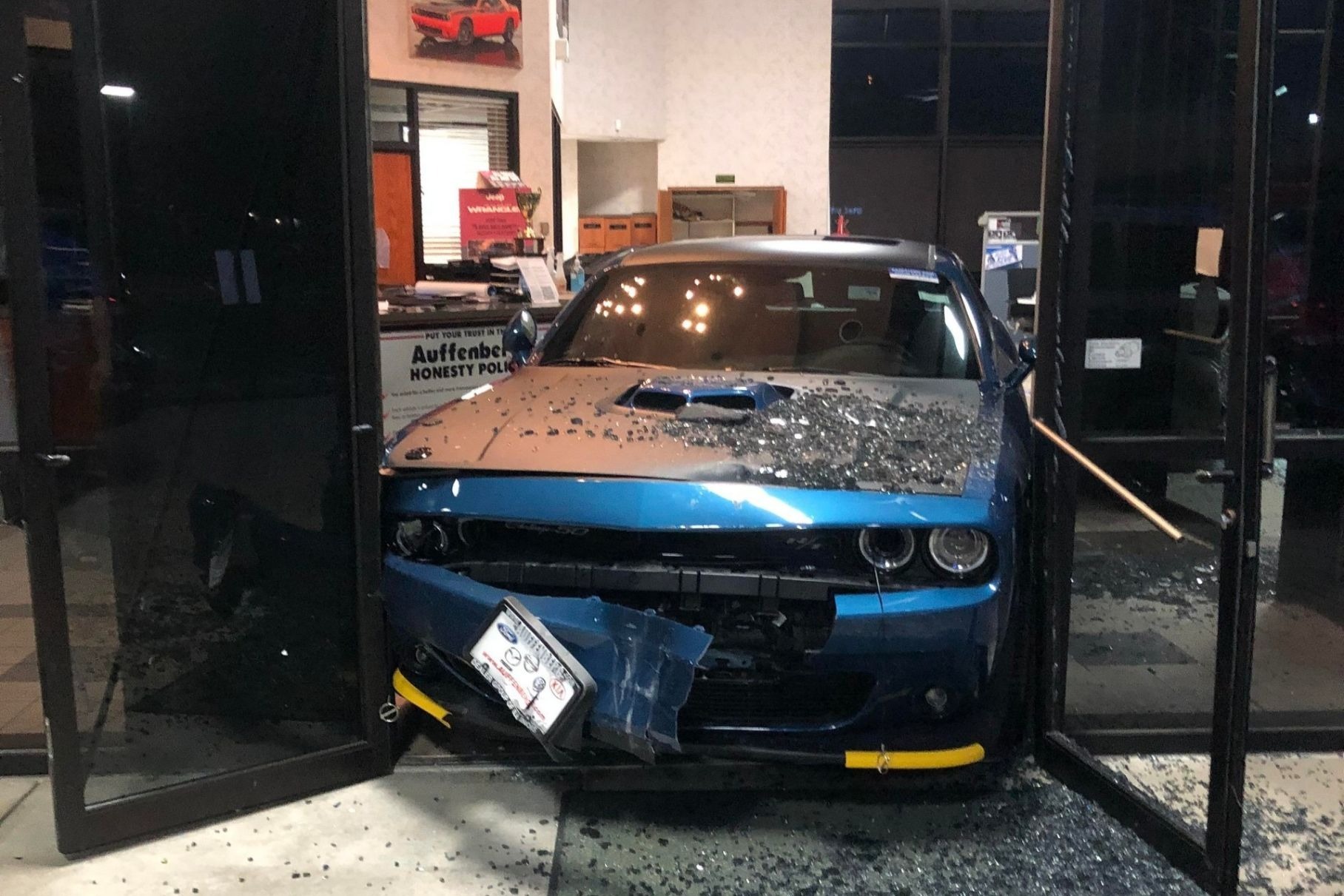 Неудачная попытка угона Dodge Challenger: машина застряла в дверях автосалона