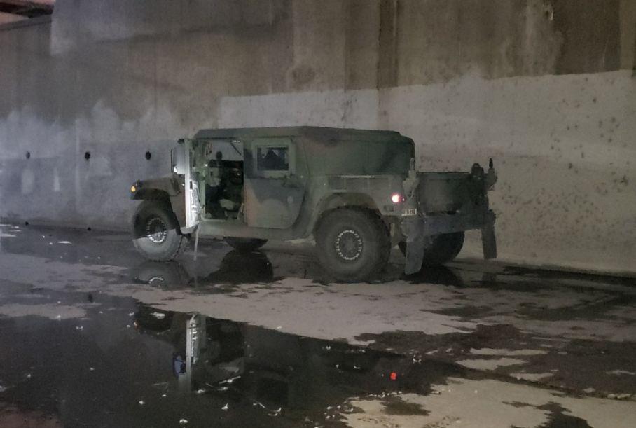 Угнанный с военного склада вездеход Humvee нашли в реке Лос-Анджелес