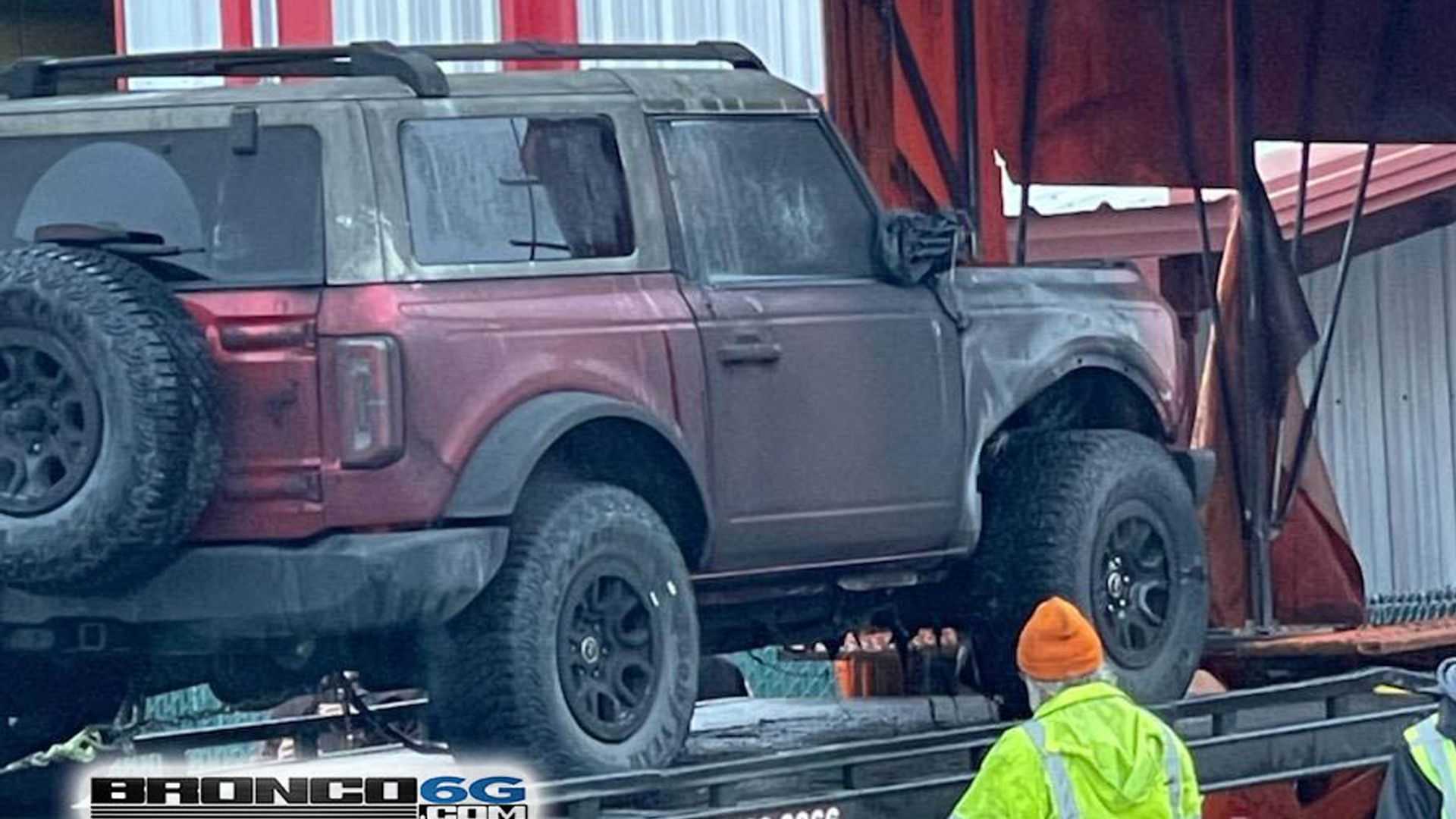 В США загорелся автовоз с предсерийными Ford Bronco