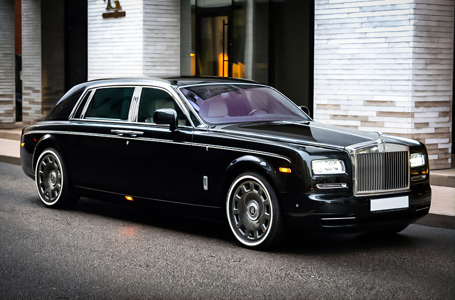 Необычную версию Rolls-Royce Phantom продают в Москве за 19 миллионов рублей