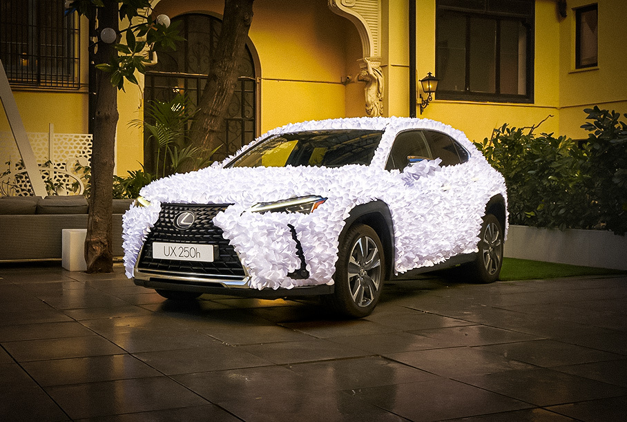 Посмотрите на Lexus UX, покрытый тысячами бумажных лепестков