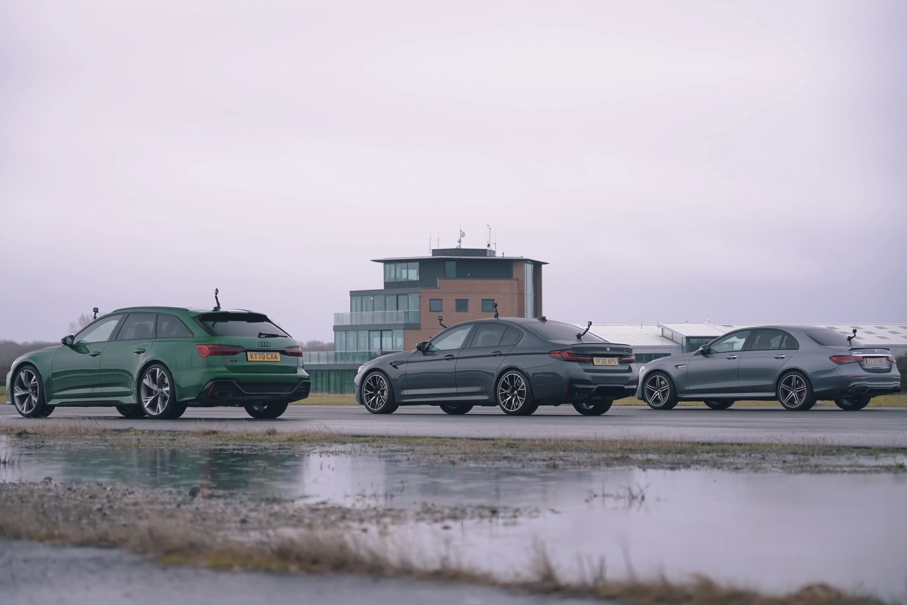 Audi RS6, BMW M5 и Mercedes-AMG E63 — дрэг под дождем