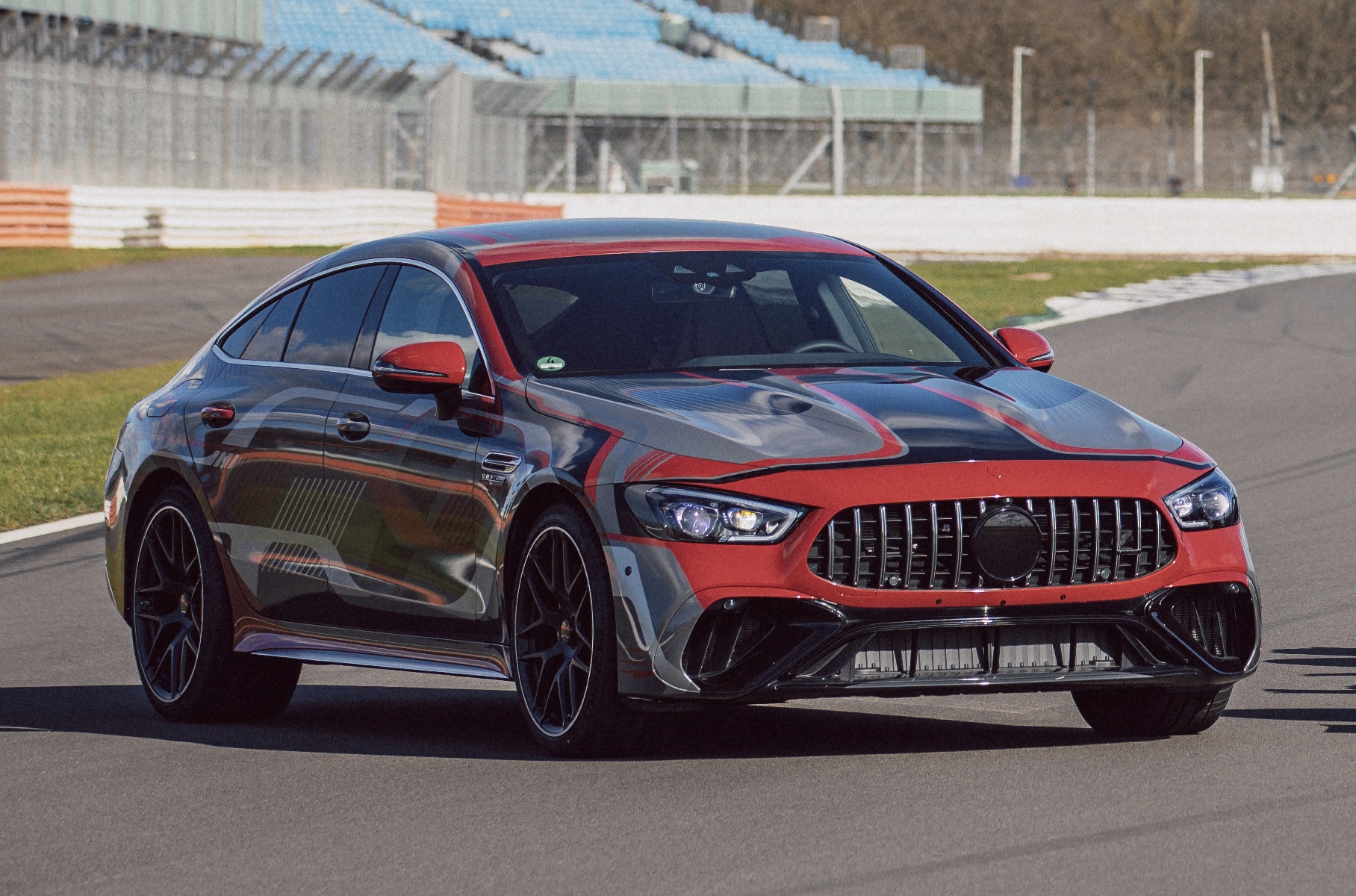 Mercedes-Benz показал 800-сильный супергибрид GT 73